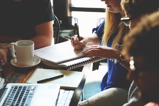 なぜあなたのチームはうまく行っていないのか?心理学的要因に関する研究
