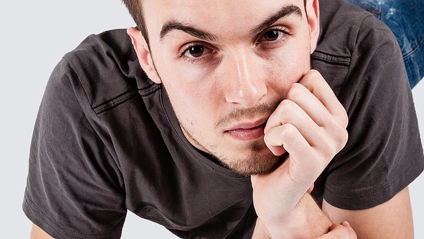 なぜ漢は睨み合うのか?テストステロンと怒り表情