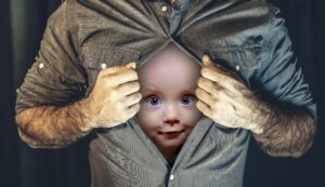 脳の中の聞くシステムと見るシステム：予測的符号化による情報処理