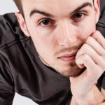 なぜ漢は睨み合うのか？テストステロンと怒り表情